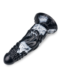 Load image into Gallery viewer, Saugnapf-Dildo Drache in Ketten 21 cm