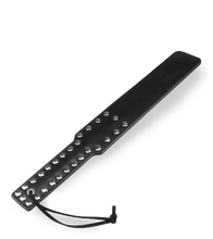 Load image into Gallery viewer, Schwarzes Kunstleder-Paddle mit Nieten 38 cm